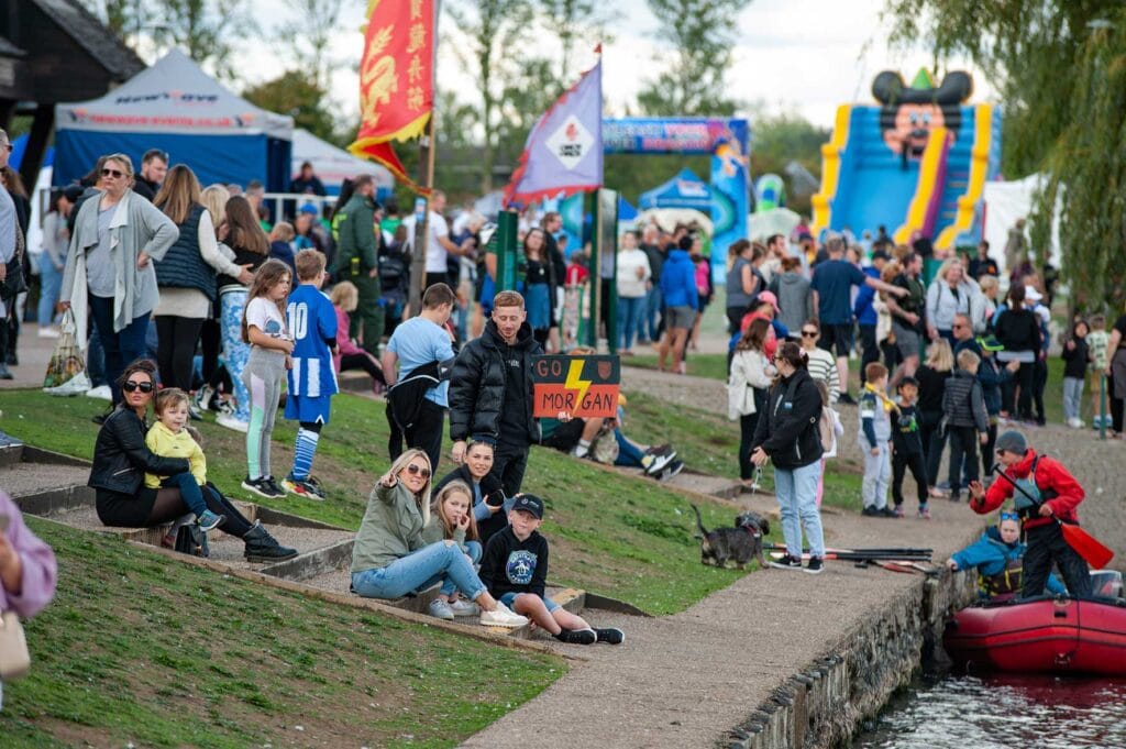 Spectators on the bank of Willen Lake